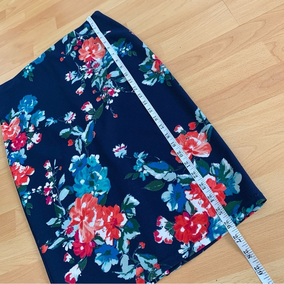 Beautiful Floral Midi Pencil Skirt Size Medium - Picture 4 of 8